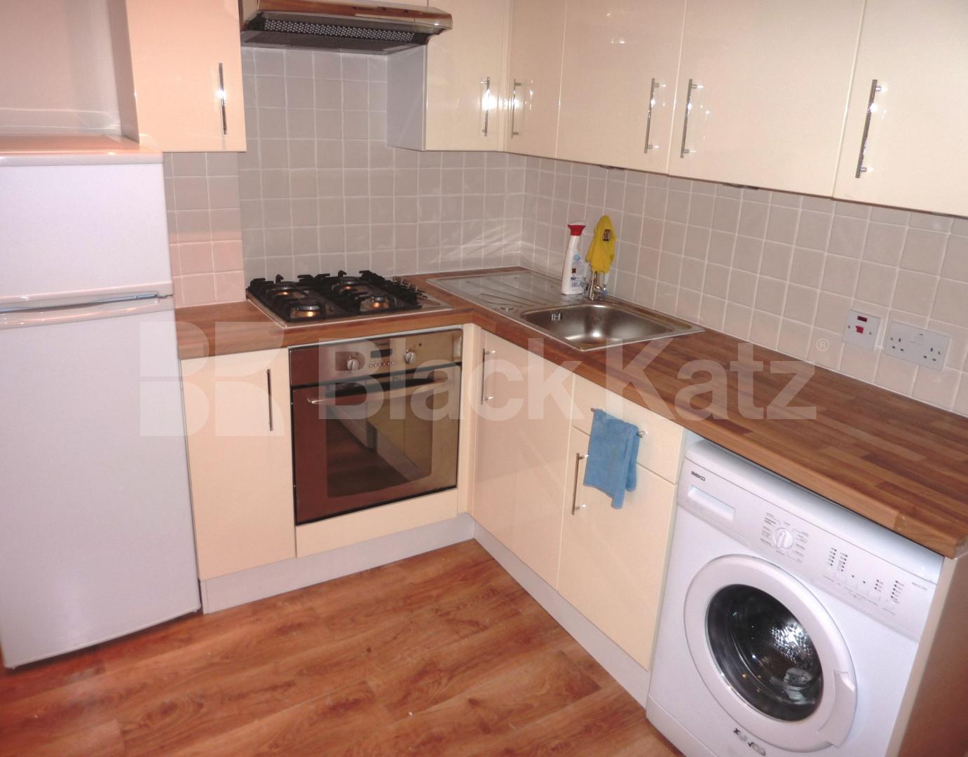 			WALKING DISTANCE TO UCL AND ROYAL VET!, 3 Bedroom, 1 bath, 1 reception Flat			 Camden High Street, CAMDEN 